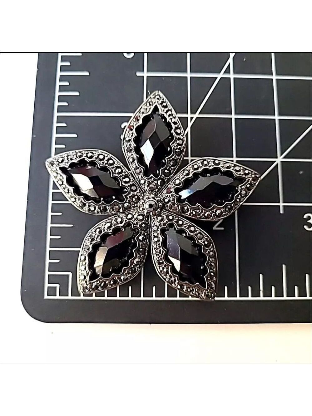 Vintage Monet Signed Japanned Glass Acrylic Rhinestones Pin brooch - Picture 3 of 3